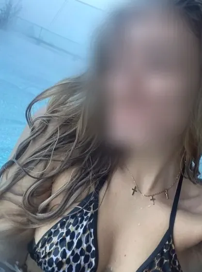 June, 28 años